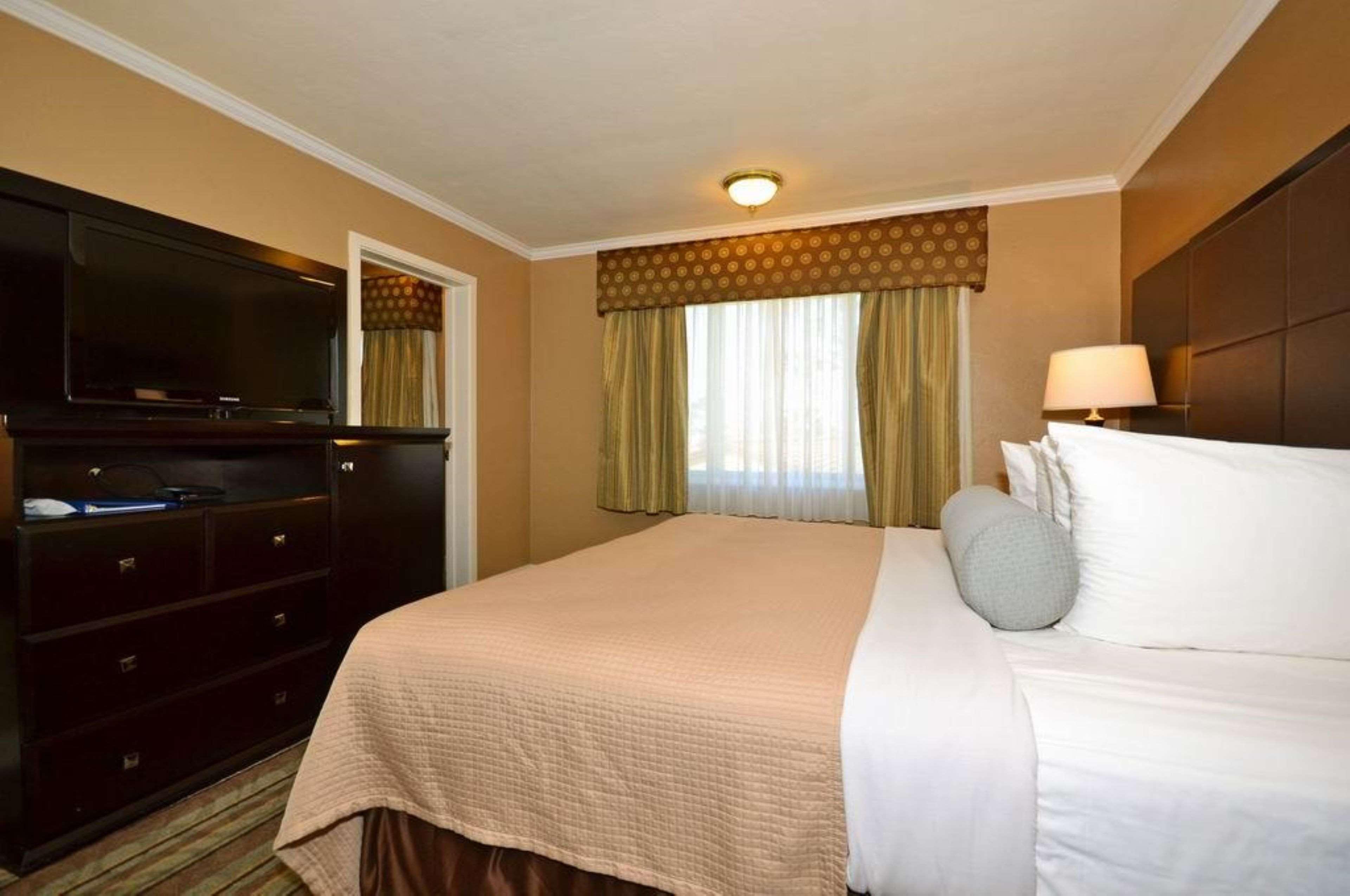Best Western Carmel'S Town House Lodge Экстерьер фото